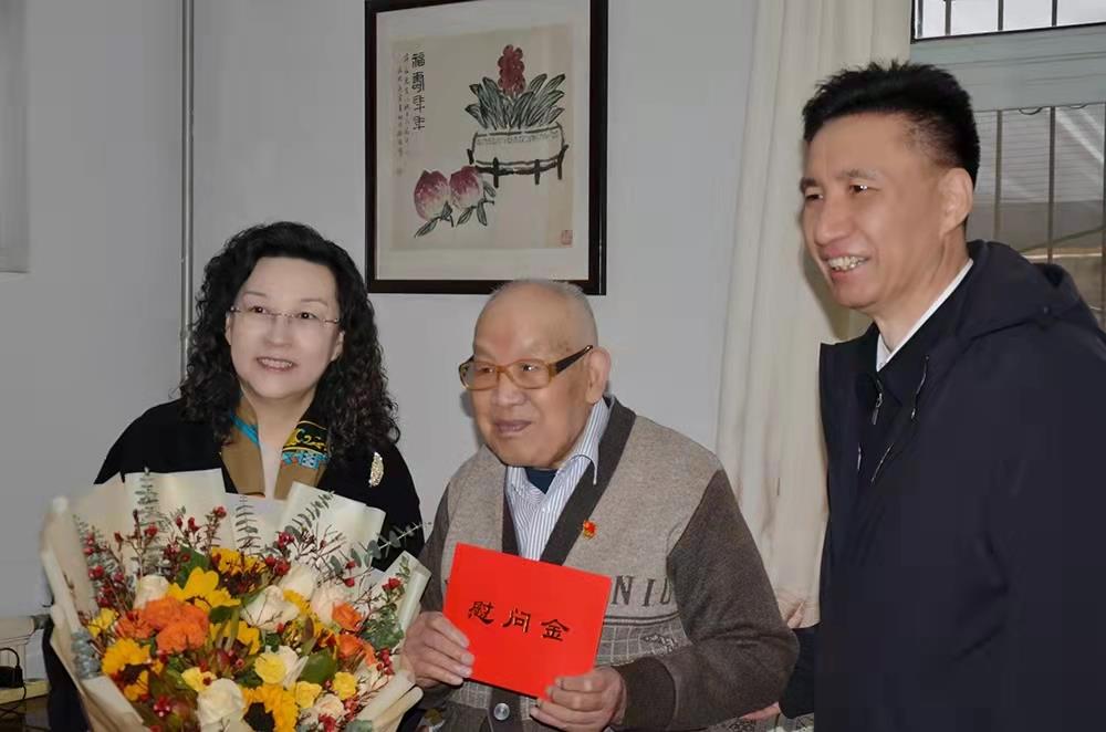 濟(jì)南產(chǎn)發(fā)集團(tuán)黨委副書記、總經(jīng)理黃蓓走訪慰問離休老干部、老黨員